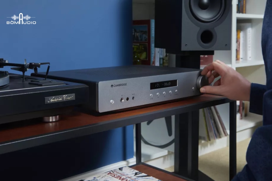 Phối ghép đa dạng
Amply được trang bị 4 cặp đầu vào RCA, một cặp phono cho mâm đĩa than và một cặp đầu ra ghi âm. Mặt sau còn có cổng USB để nâng cấp kỹ thuật. Cọc loa chất lượng Hi-Fi tương thích với phích bắp chuối, đảm bảo kết nối chắc chắn, tín hiệu ổn định. Mặt trước trang bị thêm cổng tai nghe 6,3 mm và AUX IN cho các thiết bị di động, máy tính bảng hoặc điện thoại, tăng khả năng phối ghép linh hoạt.