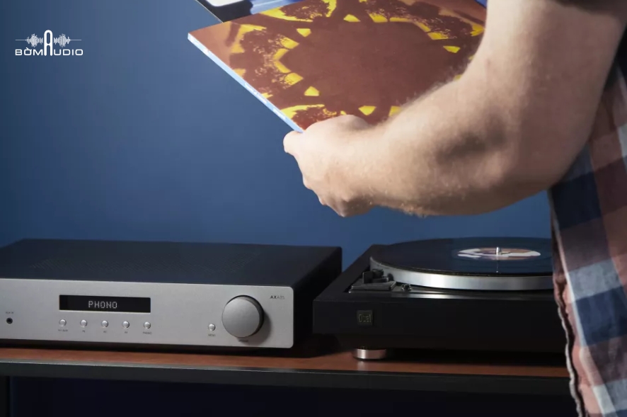 Phối ghép đa dạng
Amply được trang bị 4 cặp đầu vào RCA, một cặp phono cho mâm đĩa than và một cặp đầu ra ghi âm. Mặt sau còn có cổng USB để nâng cấp kỹ thuật. Cọc loa chất lượng Hi-Fi tương thích với phích bắp chuối, đảm bảo kết nối chắc chắn, tín hiệu ổn định. Mặt trước trang bị thêm cổng tai nghe 6,3 mm và AUX IN cho các thiết bị di động, máy tính bảng hoặc điện thoại, tăng khả năng phối ghép linh hoạt.